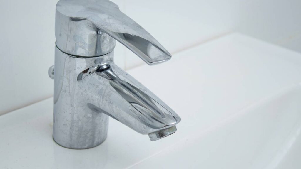 Água dura? Veja a melhor forma de remover o calcário de torneiras e banheiro - Imagem do artigo