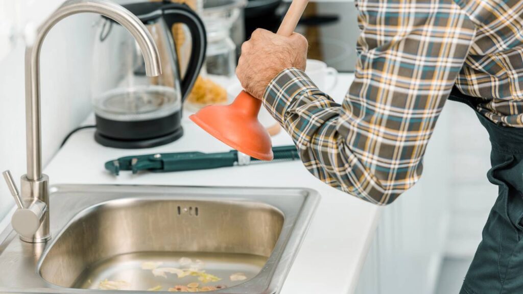 Água quente com sal grosso promete desentupir ralos sem esforço nem química - Imagem do artigo