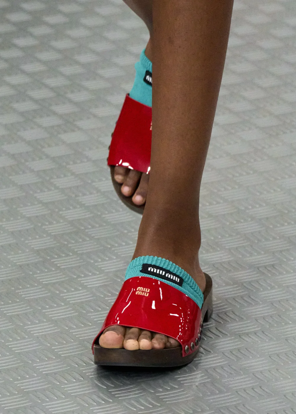 Tamanco de madeira volta com força e domina looks urbanos e boho - Imagem do artigo