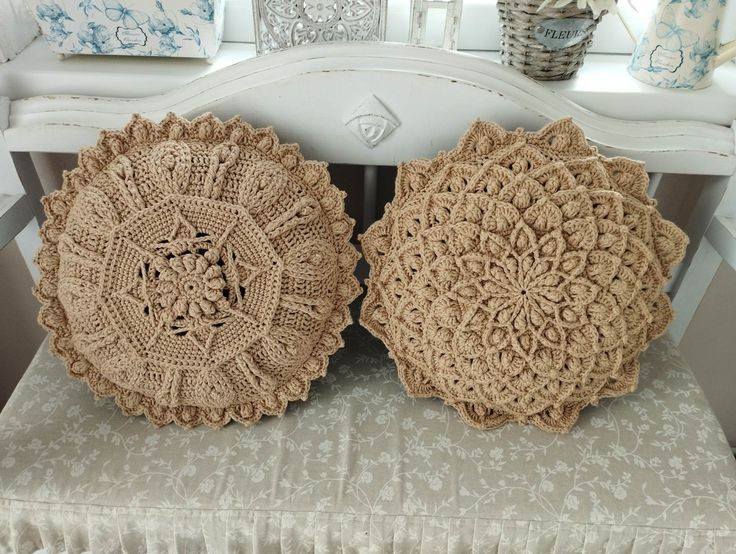 Almofadas de crochê com gráficos: transforme a decoração sem reformas - Imagem do artigo original