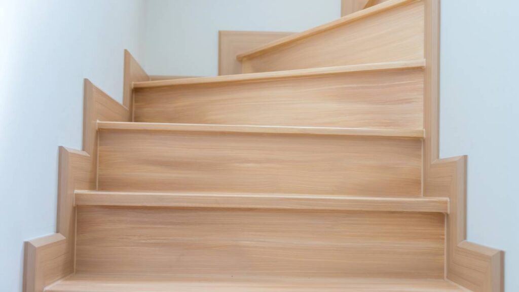 Escada multifuncional vira coringa da decoração e organiza espaços pequenos - Imagem do artigo