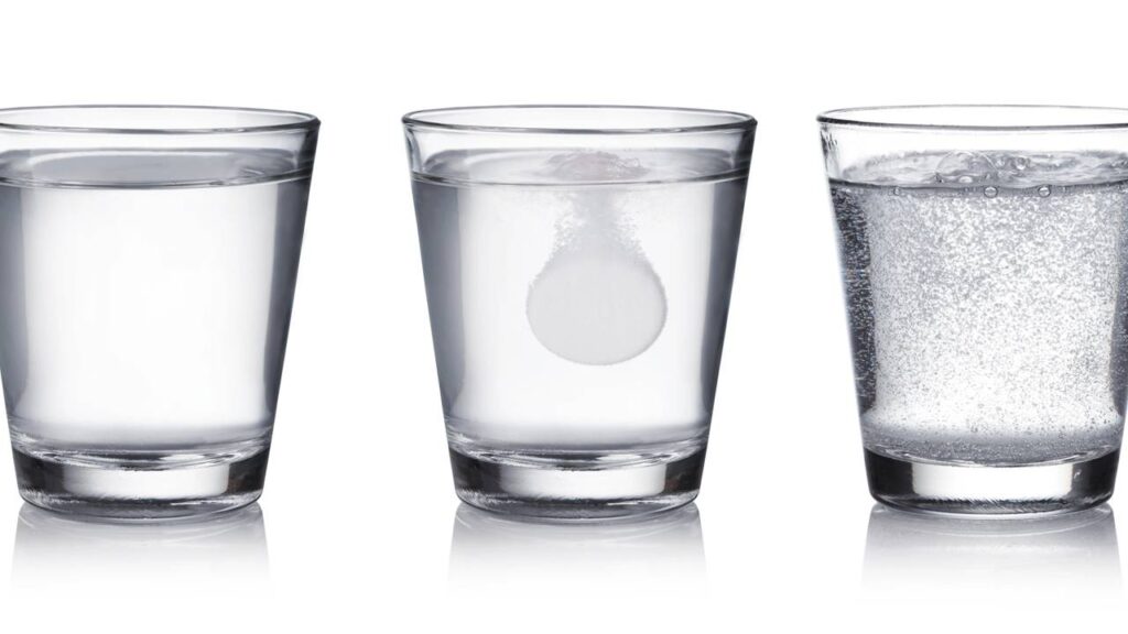 Truque dos comprimidos efervescentes devolve o branco das roupas sem alvejante - Imagem do artigo