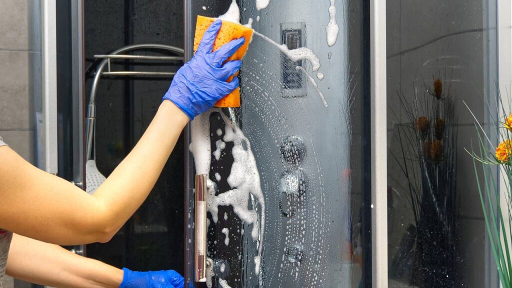 Spray caseiro promete manter box de vidro sem manchas e agilizar a limpeza - Imagem do artigo