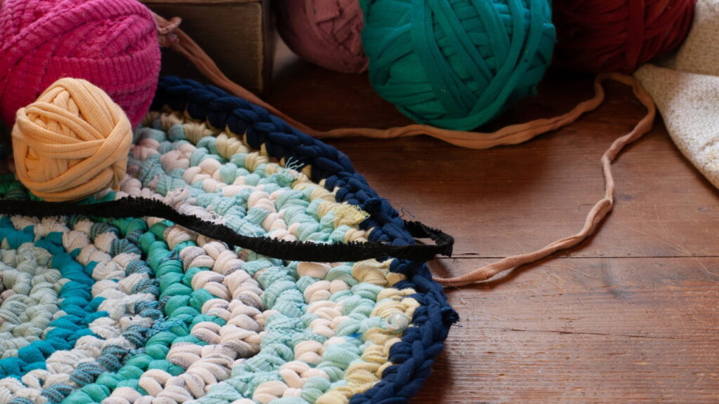 Tapete azul de crochê: guia rápido para produzir a peça que transforma qualquer ambiente - Imagem do artigo