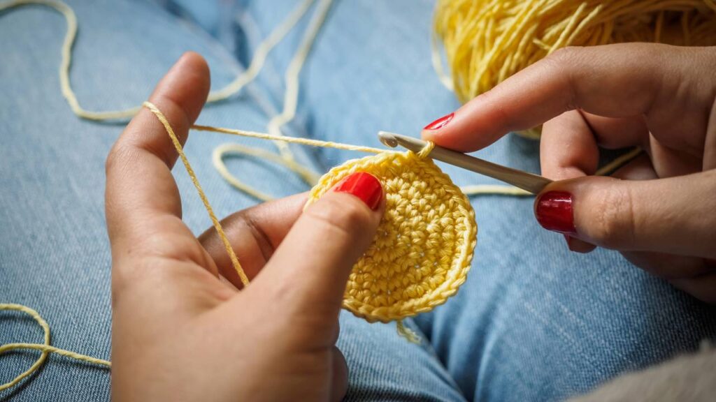 Passo a passo para criar porta-copos de crochê firmes e charmosos - Imagem do artigo