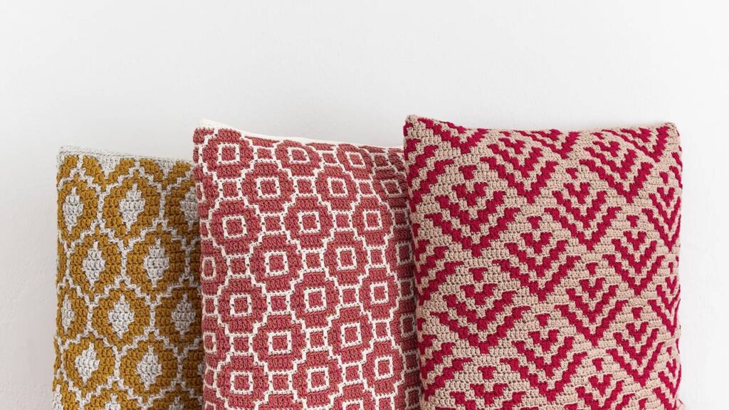 Capas de almofada de crochê: transforme o ambiente com poucos materiais - Imagem do artigo