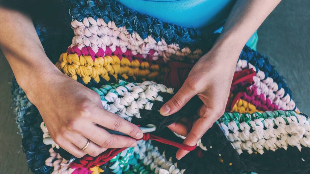 Tapete de crochê: passo a passo para criar uma peça que aquece qualquer ambiente - Imagem do artigo