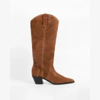 Quais são os sapatos que vão dominar o inverno 2026? Confira as maiores tendências