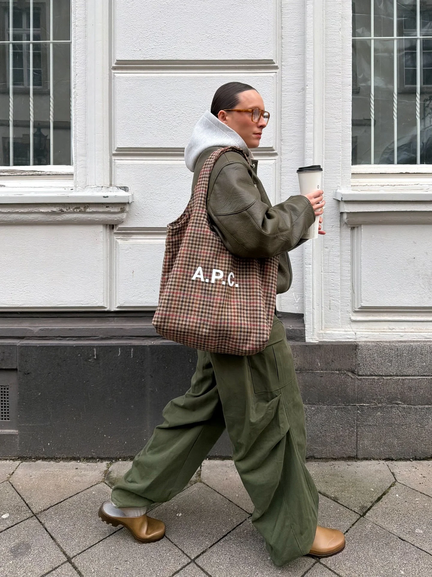 Quais são os sapatos que vão dominar o inverno 2026? Confira as maiores tendências