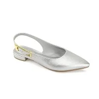 Sapatilha slingback: o sapato confortável que virou tendência entre as fashionistas