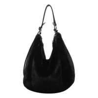 Bolsa felpuda é a grande aposta e marca o inverno 2026 nas semanas de moda