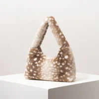 Bolsa felpuda é a grande aposta e marca o inverno 2026 nas semanas de moda