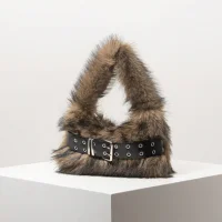 Bolsa felpuda é a grande aposta e marca o inverno 2026 nas semanas de moda