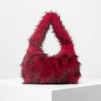 Bolsa felpuda é a grande aposta e marca o inverno 2026 nas semanas de moda