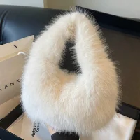 Bolsa felpuda é a grande aposta e marca o inverno 2026 nas semanas de moda