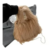 Bolsa felpuda é a grande aposta e marca o inverno 2026 nas semanas de moda