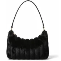 Bolsa felpuda é a grande aposta e marca o inverno 2026 nas semanas de moda