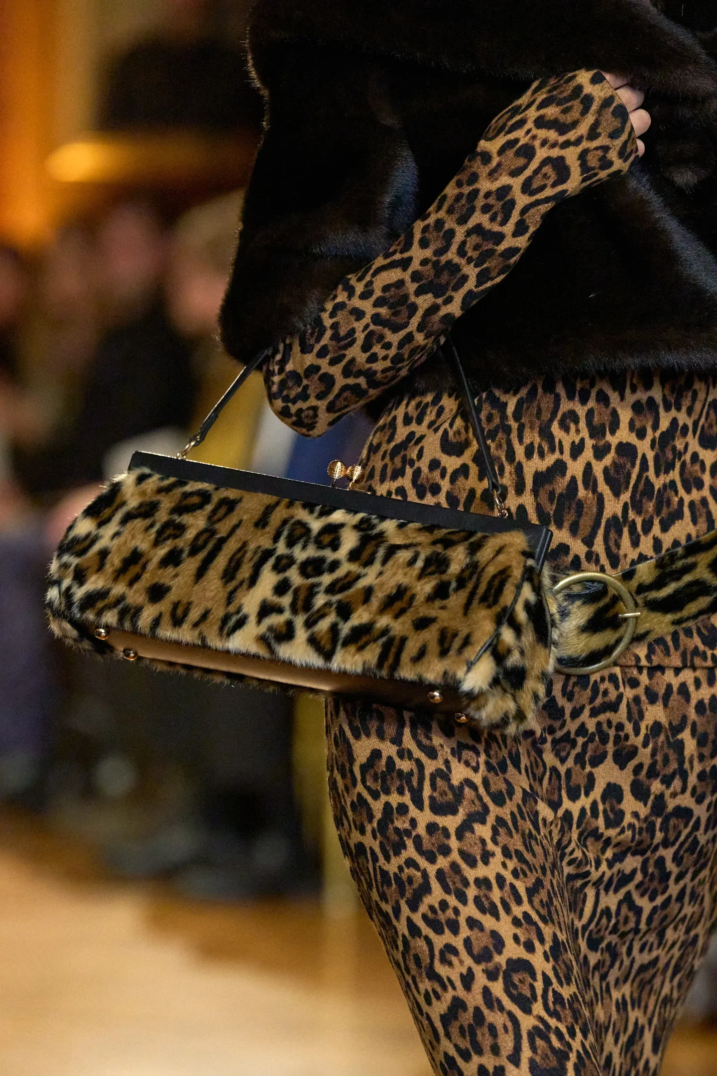 Bolsa felpuda é a grande aposta e marca o inverno 2026 nas semanas de moda