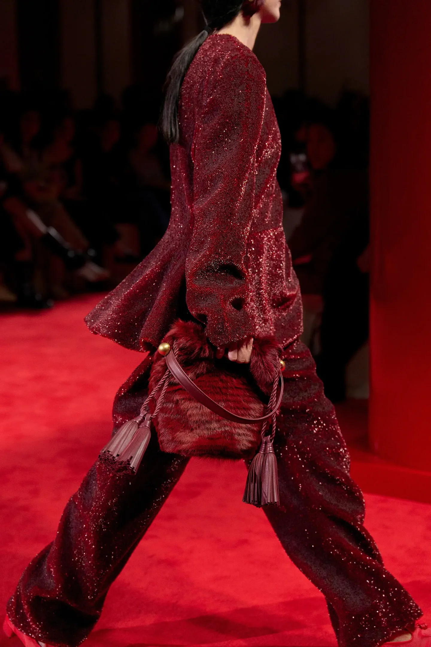 Bolsa felpuda é a grande aposta e marca o inverno 2026 nas semanas de moda