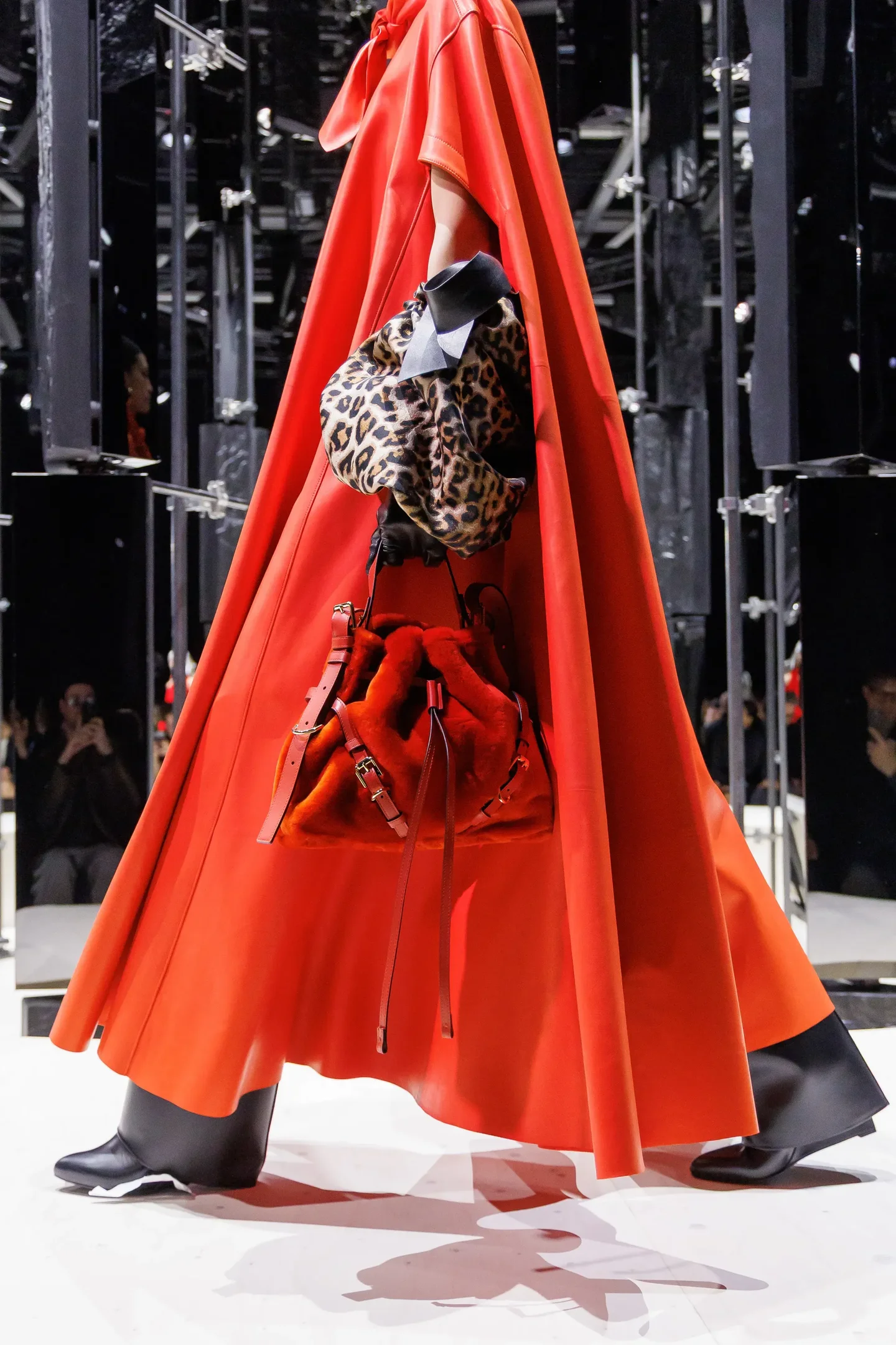 Bolsa felpuda é a grande aposta e marca o inverno 2026 nas semanas de moda