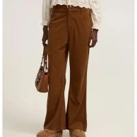 Calça de veludo promete dominar o guarda-roupa no inverno 2026