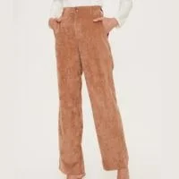 Calça de veludo promete dominar o guarda-roupa no inverno 2026