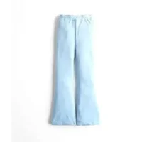 Calça de veludo promete dominar o guarda-roupa no inverno 2026