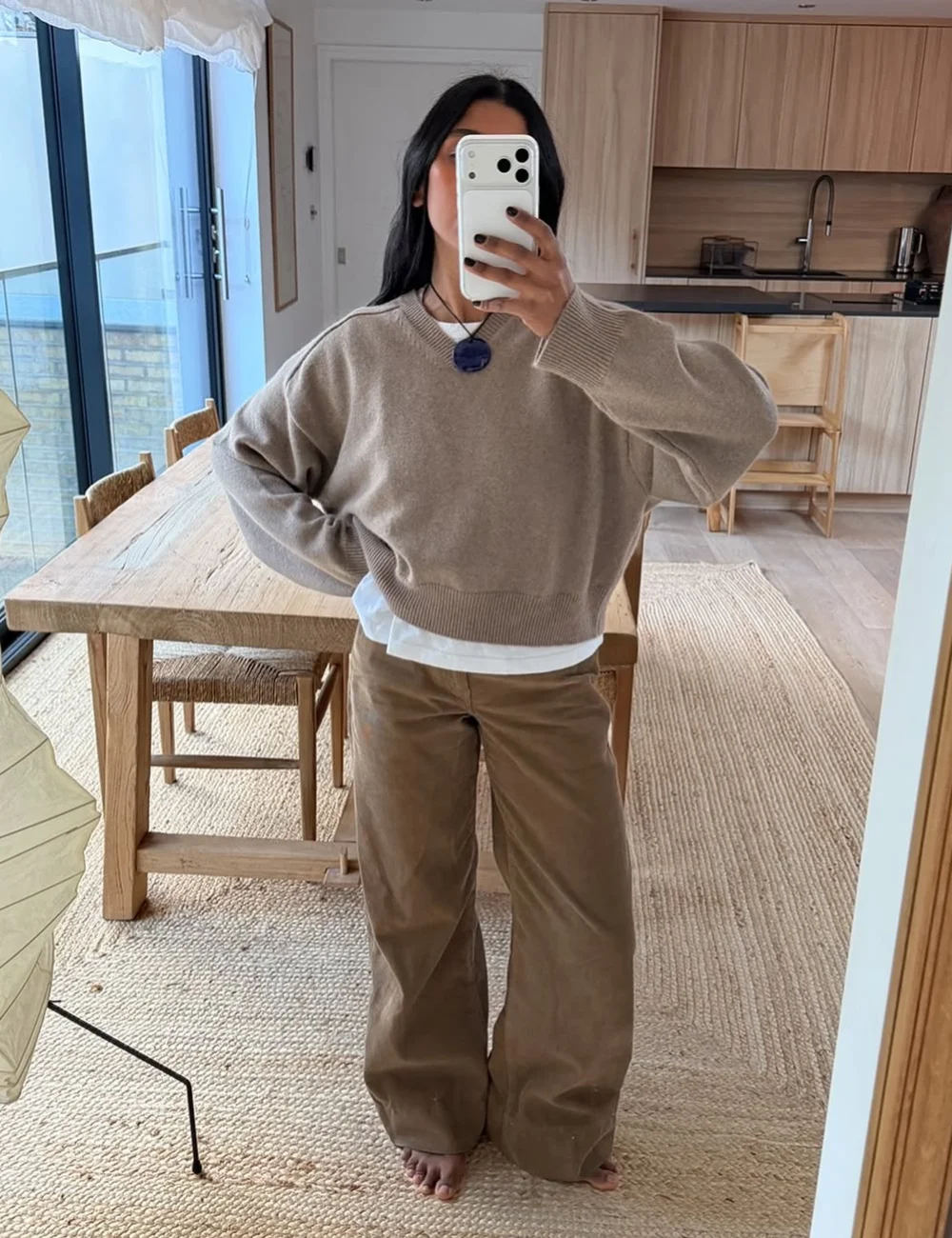 Calça de veludo promete dominar o guarda-roupa no inverno 2026