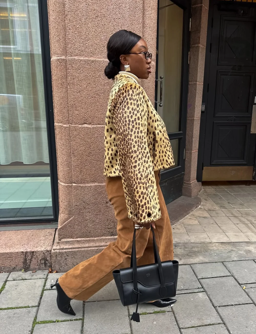 Calça de veludo promete dominar o guarda-roupa no inverno 2026