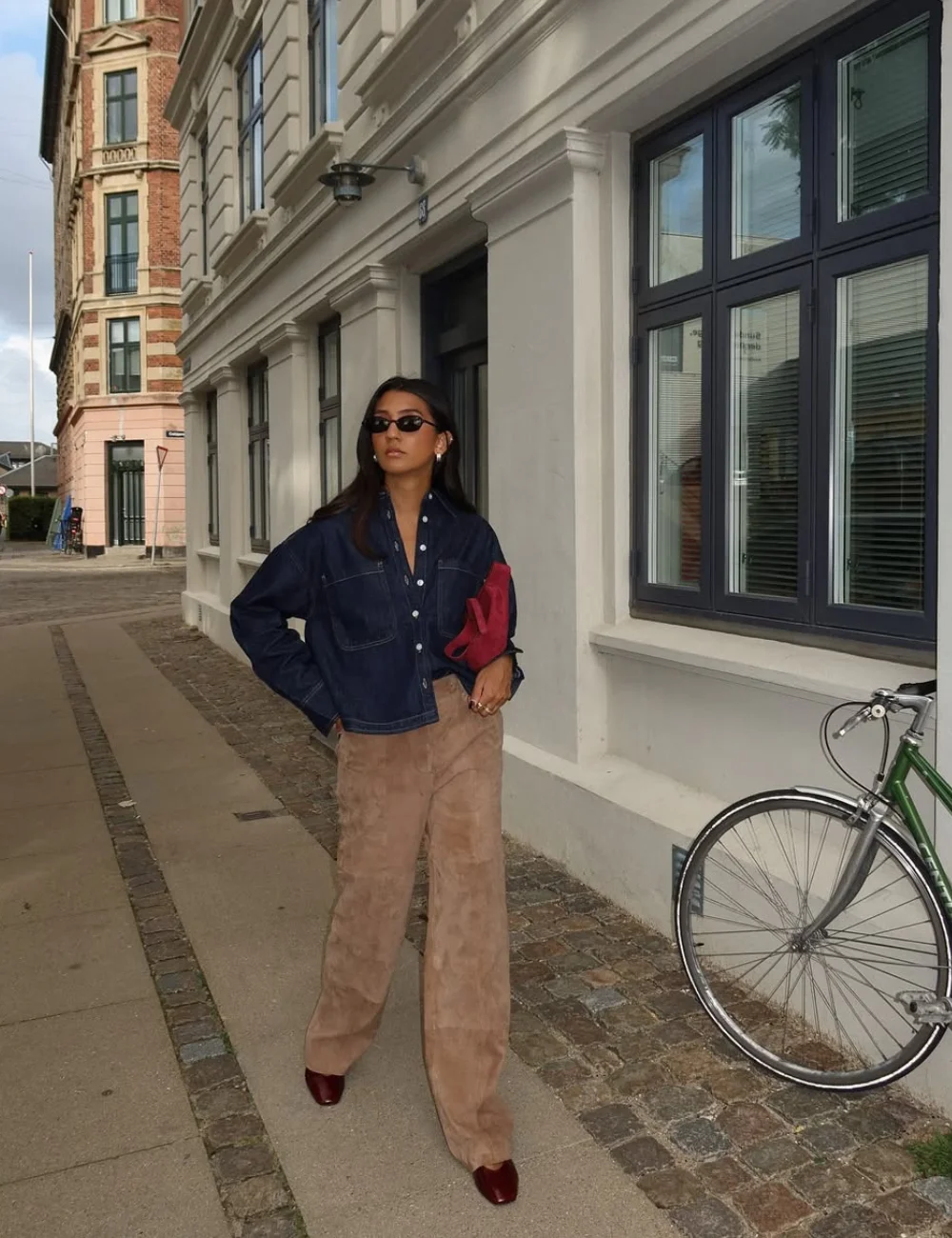 Calça de veludo promete dominar o guarda-roupa no inverno 2026