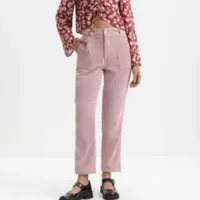 Calça de veludo promete dominar o guarda-roupa no inverno 2026