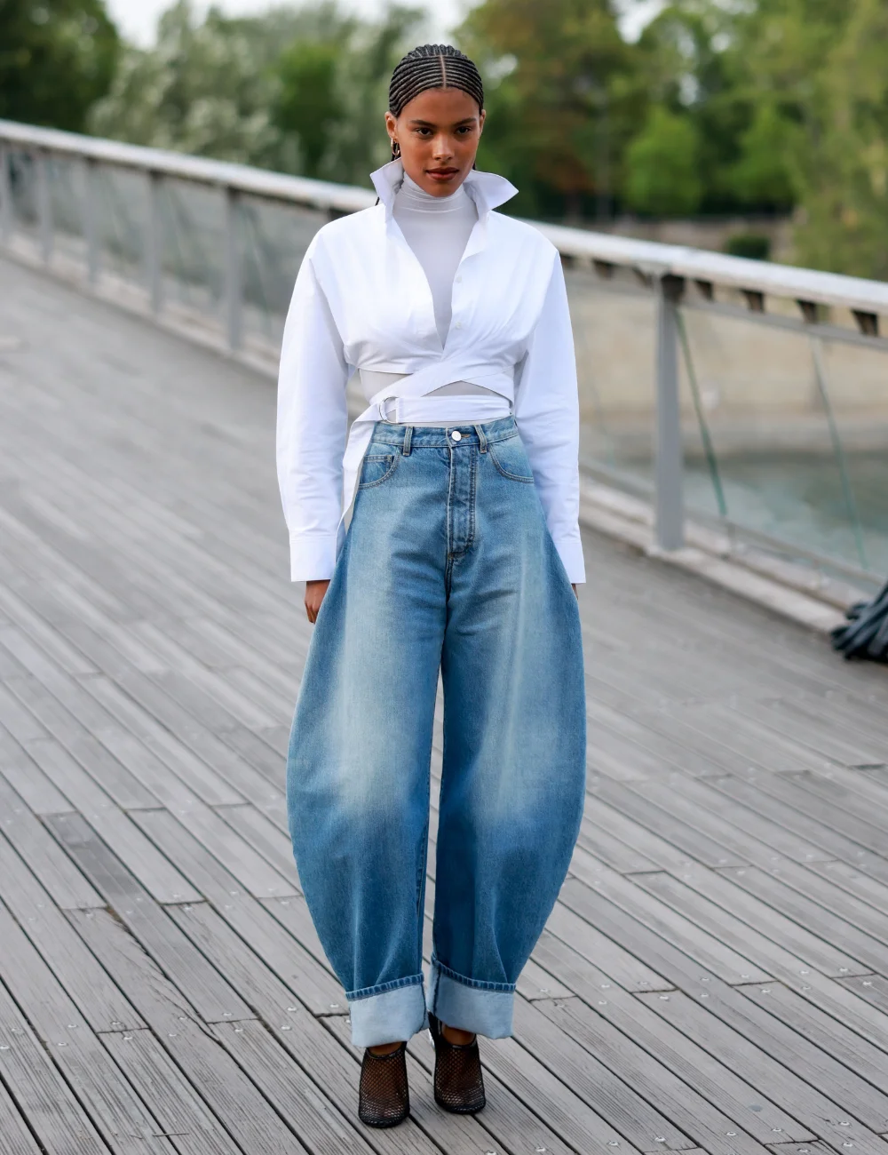 Calça Barrel em 2026: Guia Completo para Usar a Tendência que Está Dominando as Ruas