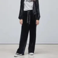 Calça de veludo promete dominar o guarda-roupa no inverno 2026