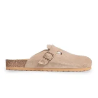 Clogs voltam com tudo em 2026: veja como usar esse sapato polêmico e confortável