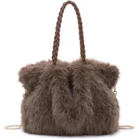 Bolsa felpuda é a grande aposta e marca o inverno 2026 nas semanas de moda