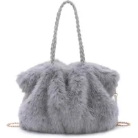 Bolsa felpuda é a grande aposta e marca o inverno 2026 nas semanas de moda