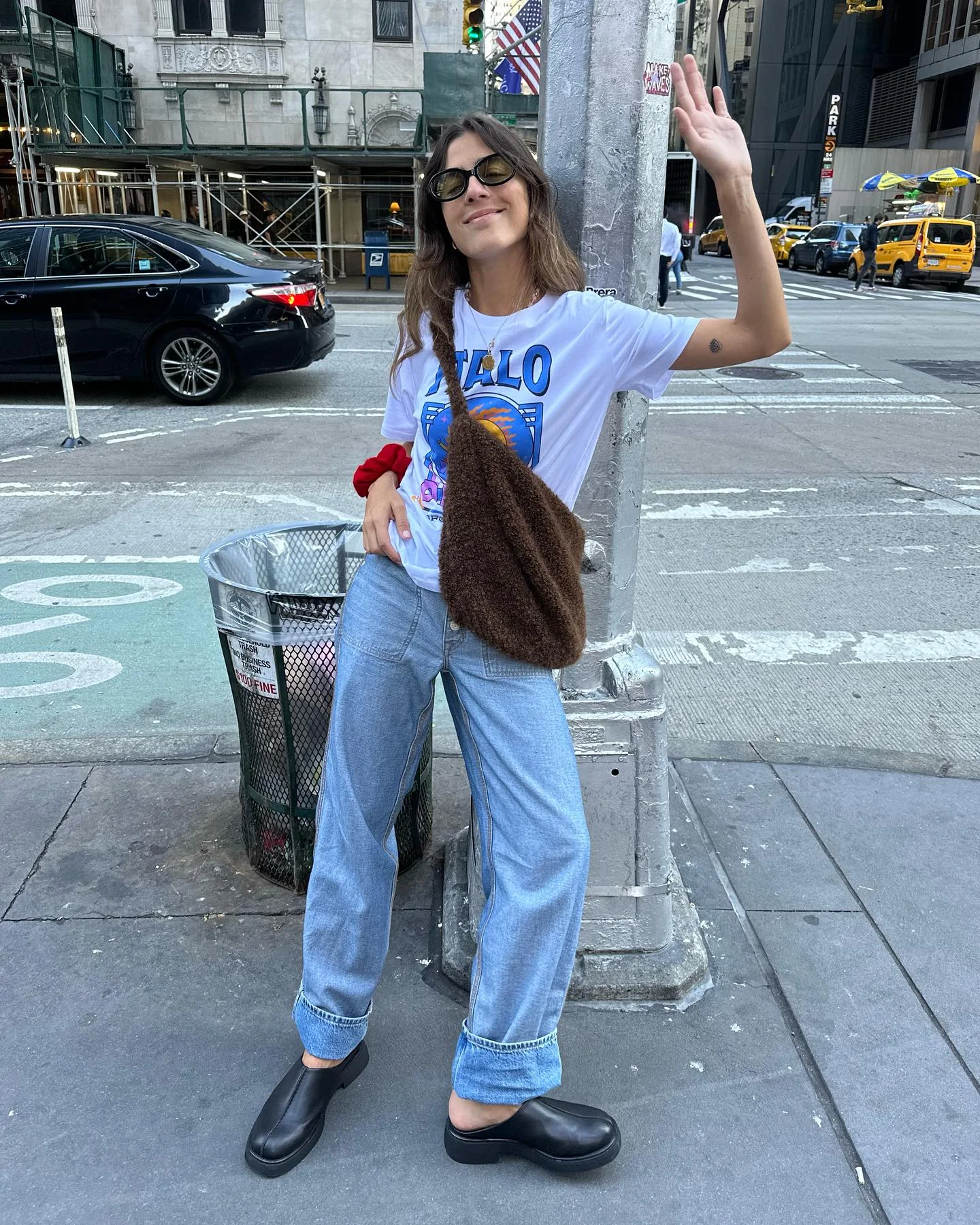 Clogs voltam com tudo em 2026: veja como usar esse sapato polêmico e confortável