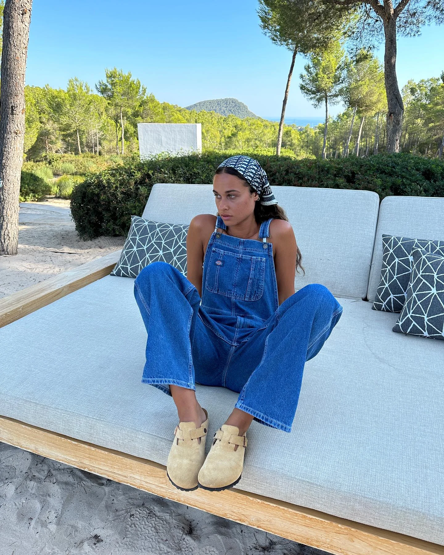 Clogs voltam com tudo em 2026: veja como usar esse sapato polêmico e confortável