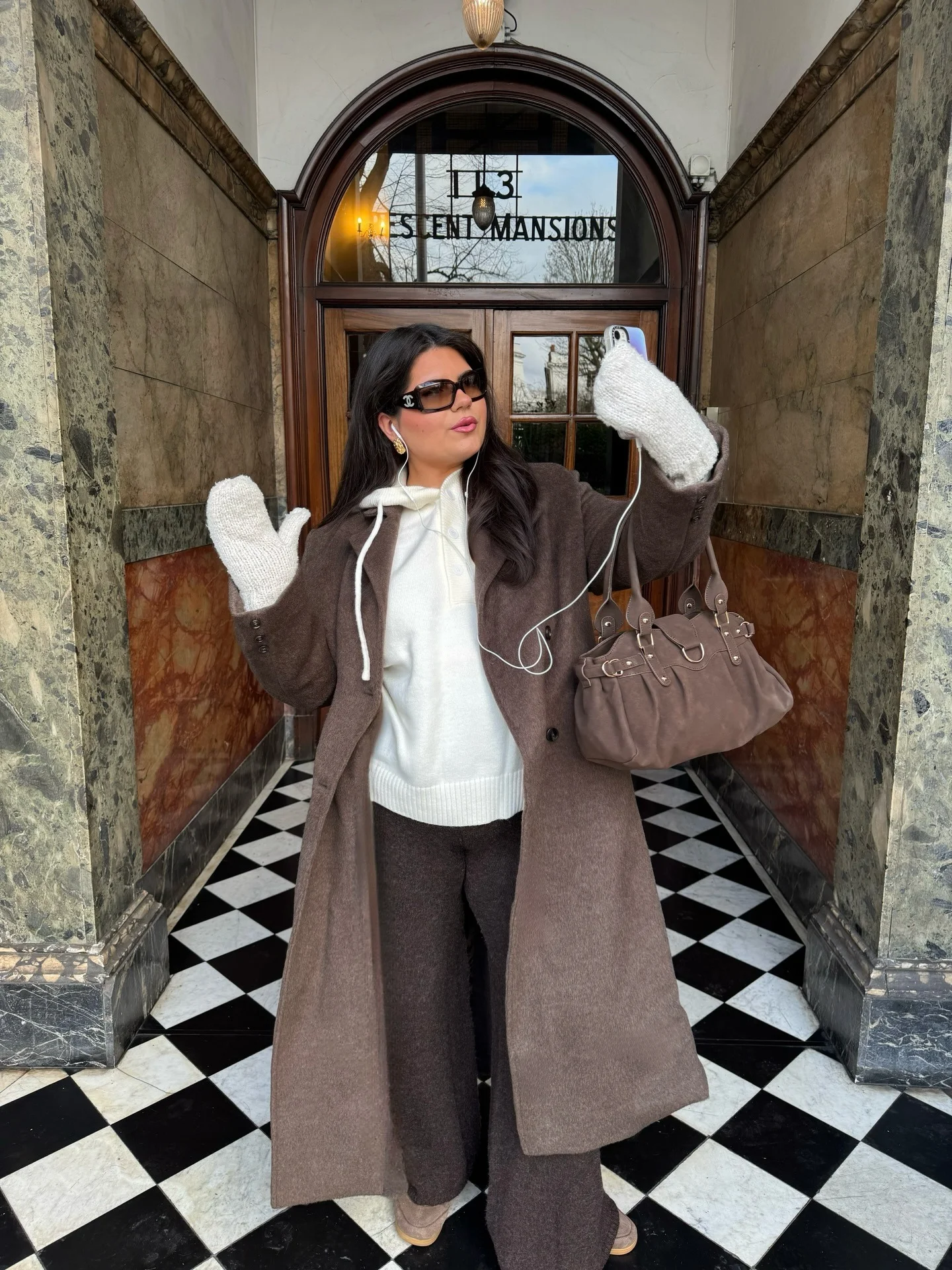 Luvas dominam as passarelas e ruas como a tendência indispensável do inverno 2026