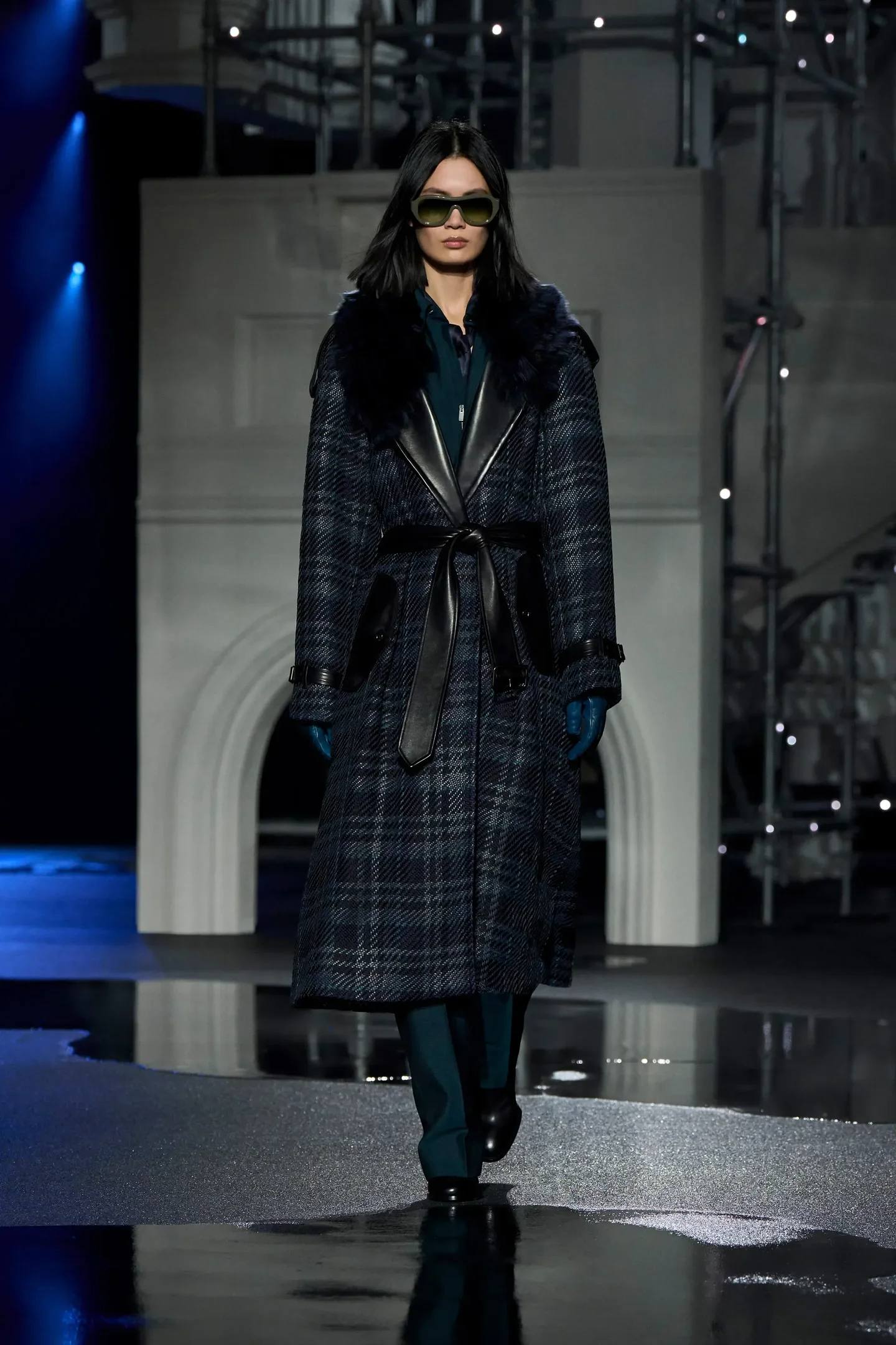 Luvas dominam as passarelas e ruas como a tendência indispensável do inverno 2026