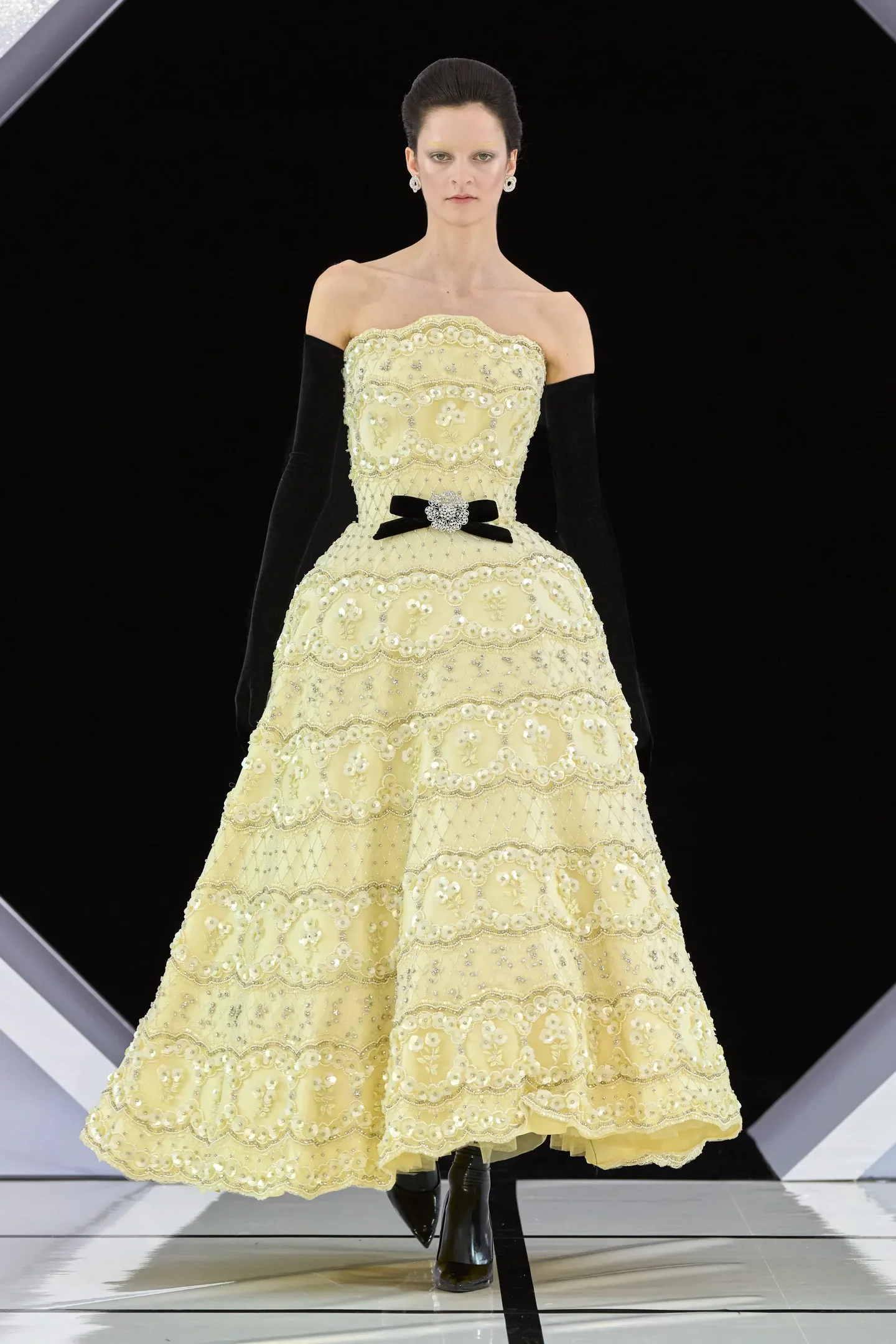 Luvas dominam as passarelas e ruas como a tendência indispensável do inverno 2026