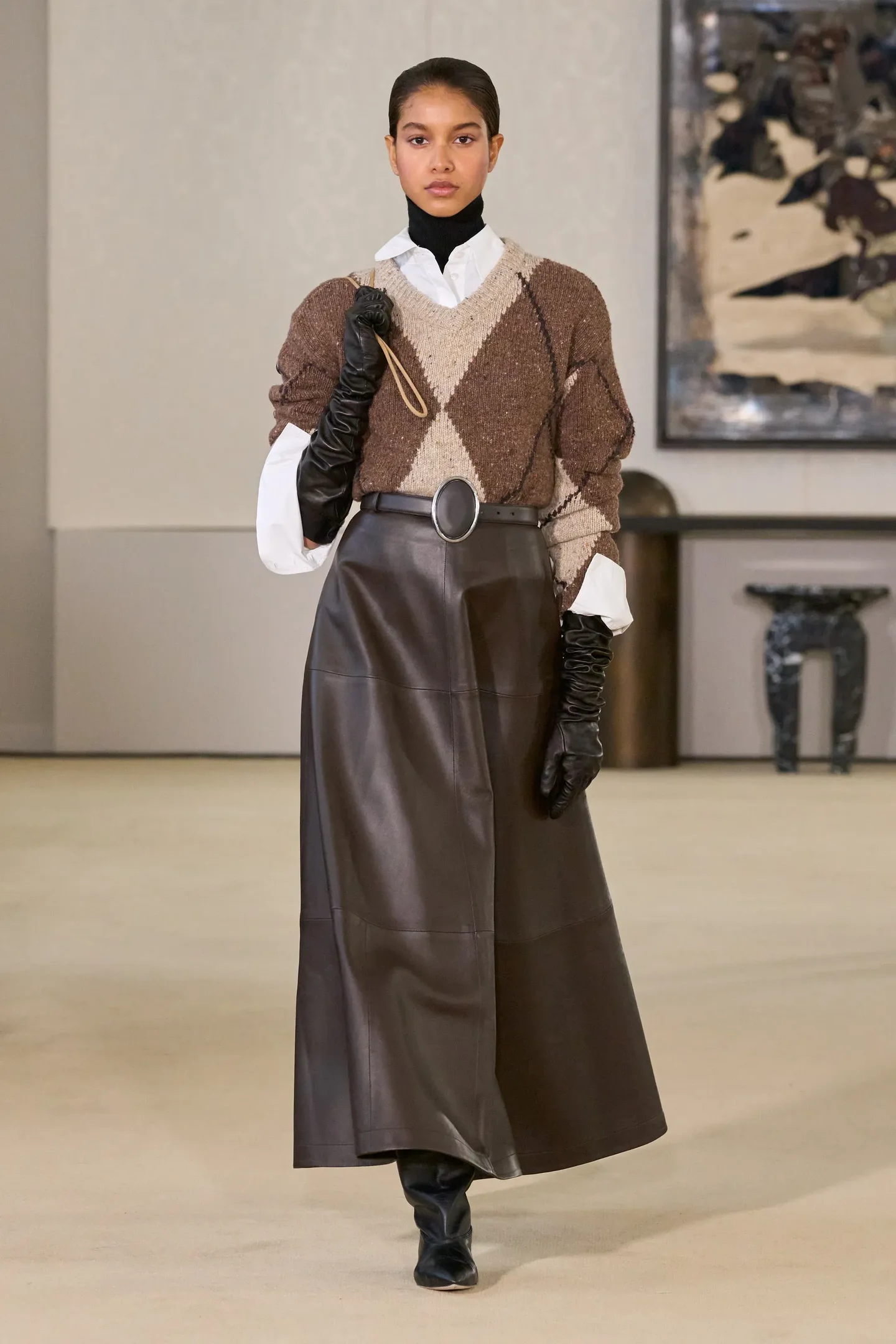 Luvas dominam as passarelas e ruas como a tendência indispensável do inverno 2026