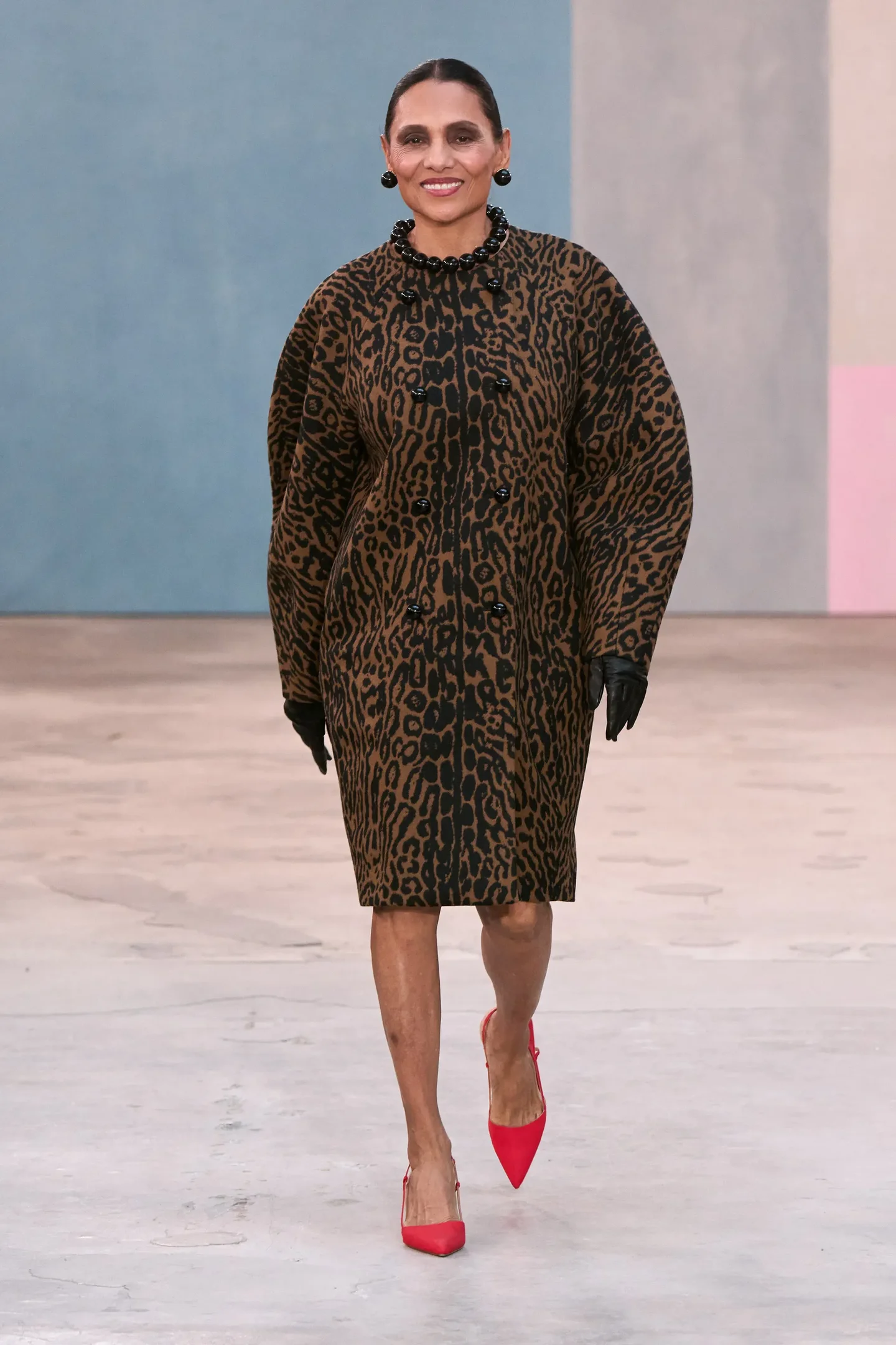 Luvas dominam as passarelas e ruas como a tendência indispensável do inverno 2026