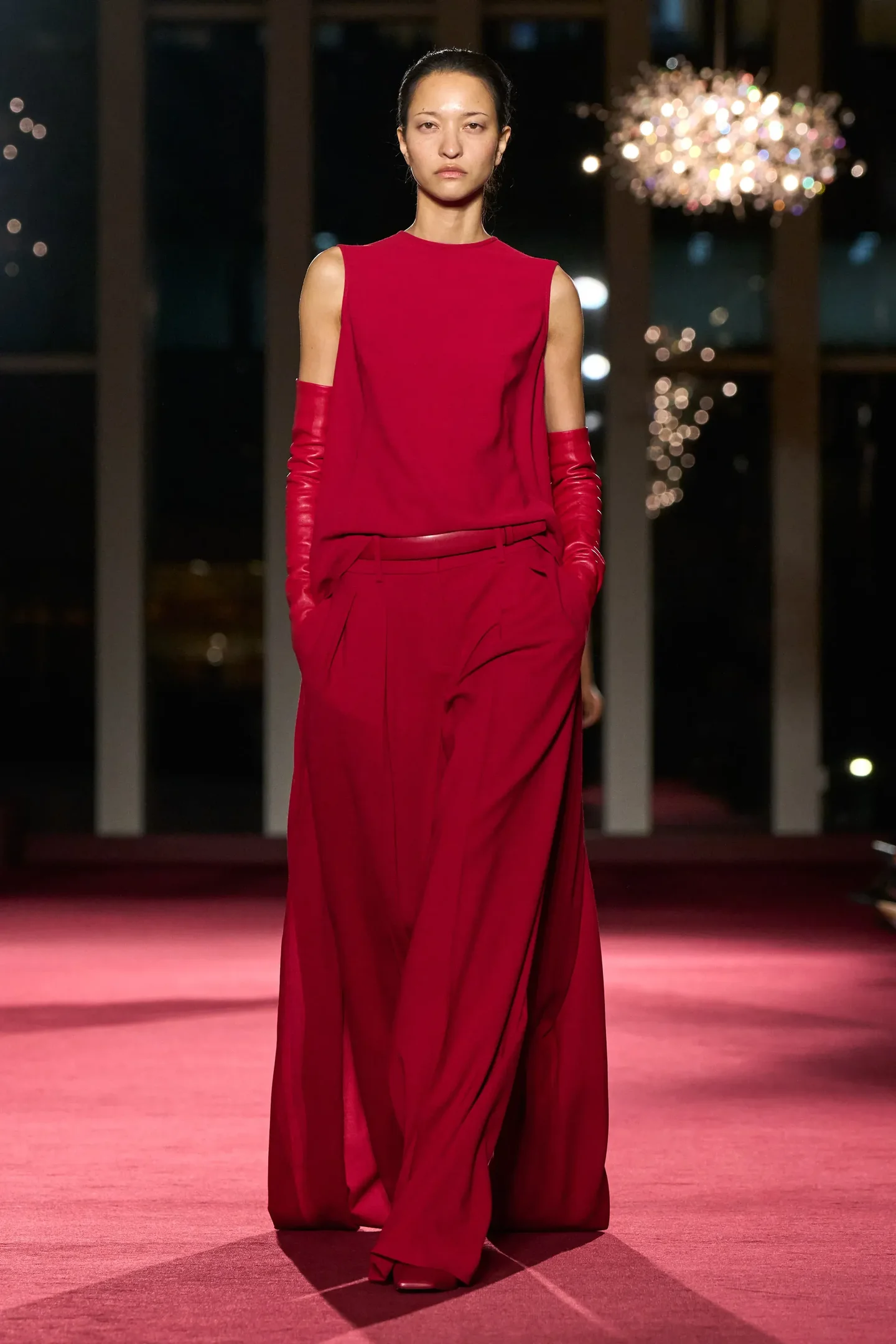 Luvas dominam as passarelas e ruas como a tendência indispensável do inverno 2026