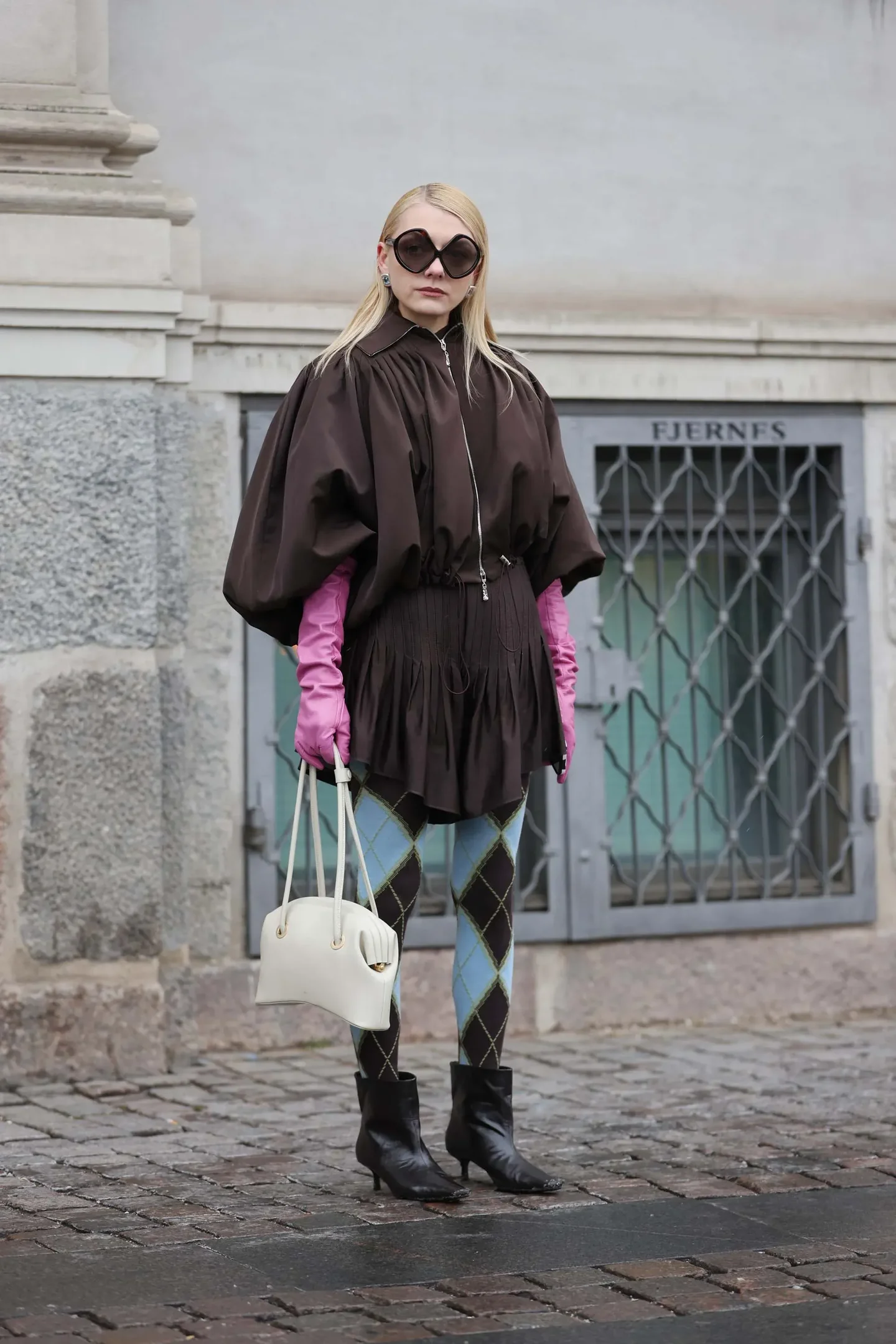 Luvas dominam as passarelas e ruas como a tendência indispensável do inverno 2026