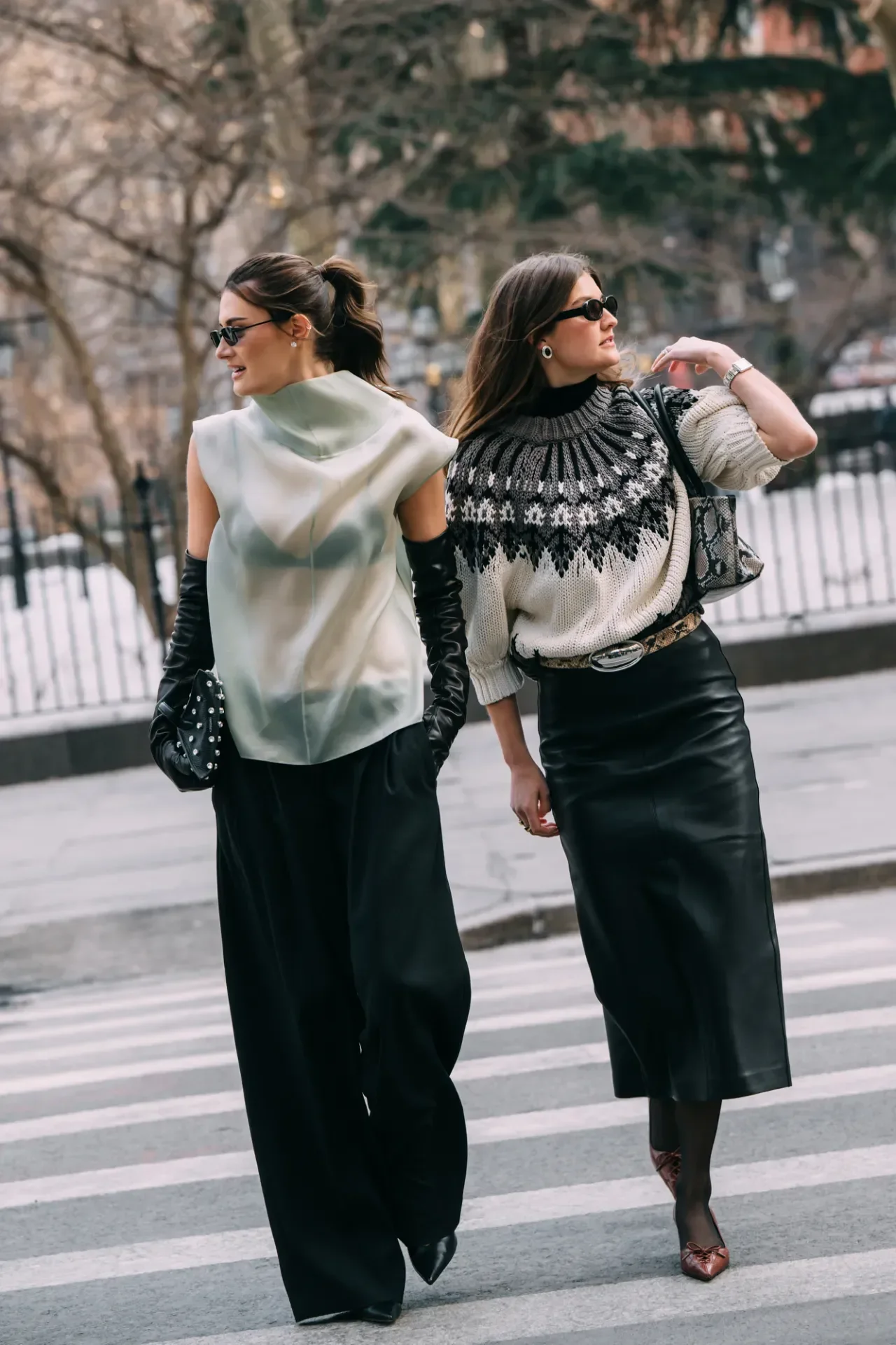 Luvas dominam as passarelas e ruas como a tendência indispensável do inverno 2026