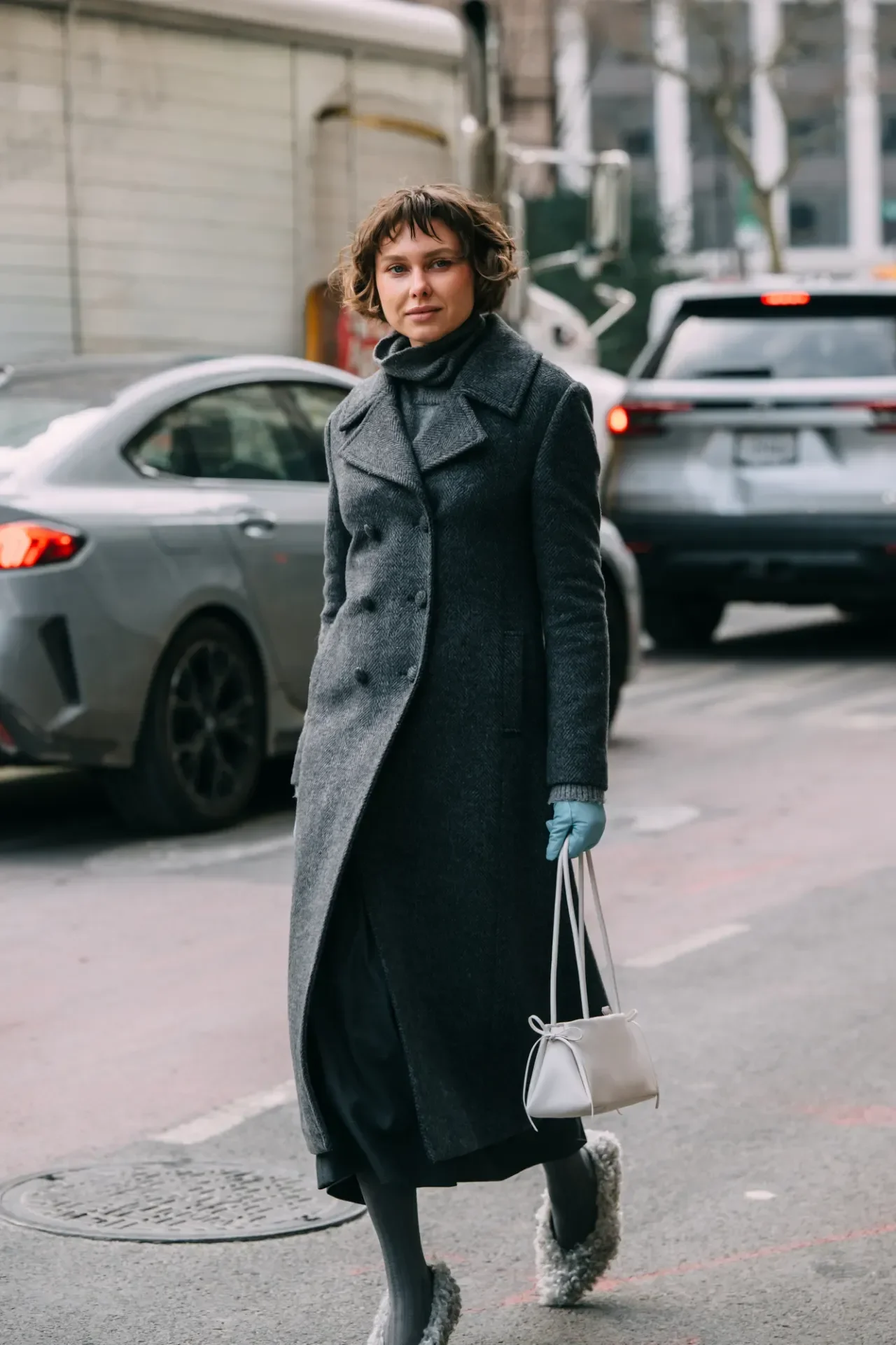 Luvas dominam as passarelas e ruas como a tendência indispensável do inverno 2026