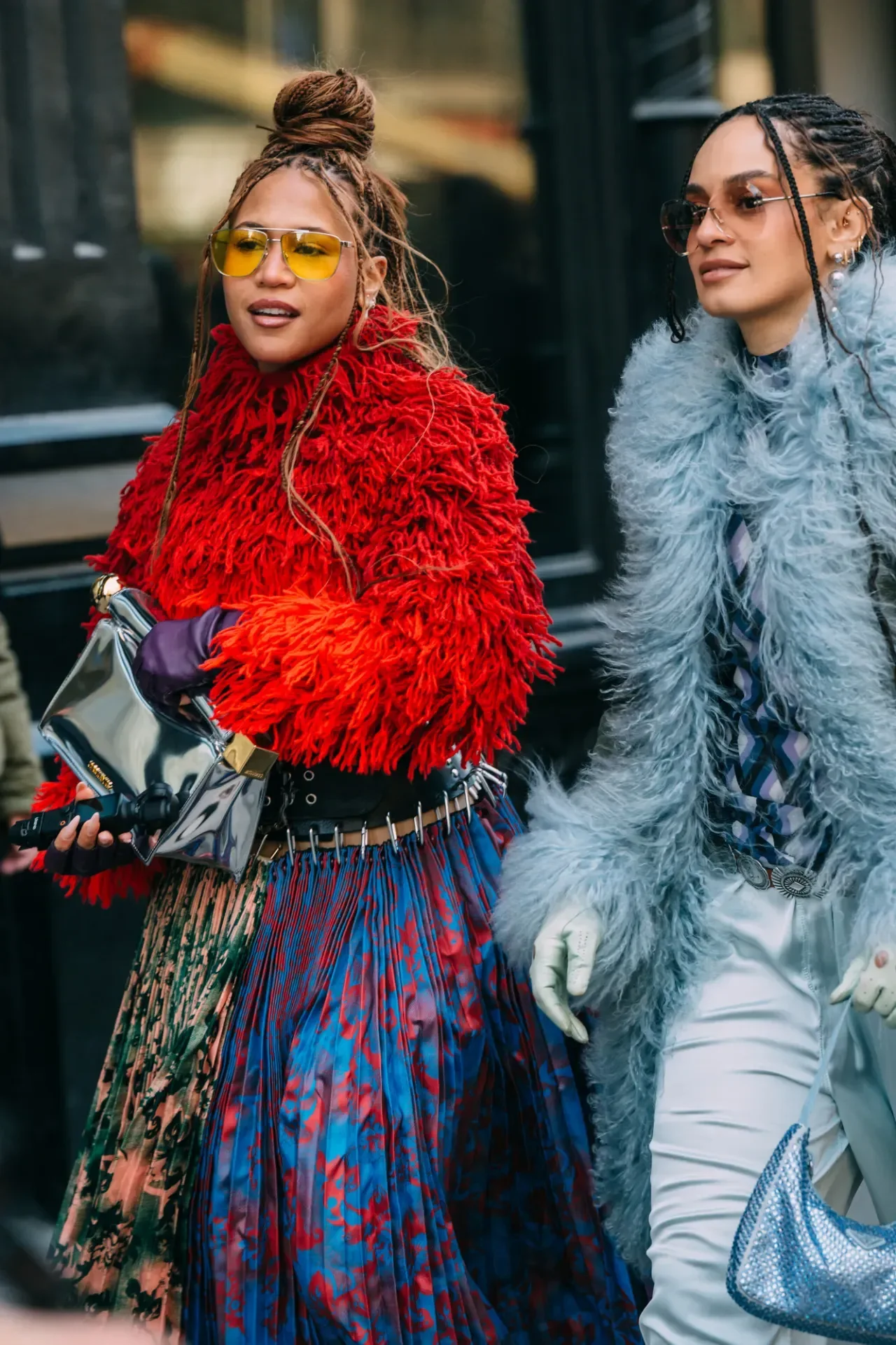 Luvas dominam as passarelas e ruas como a tendência indispensável do inverno 2026