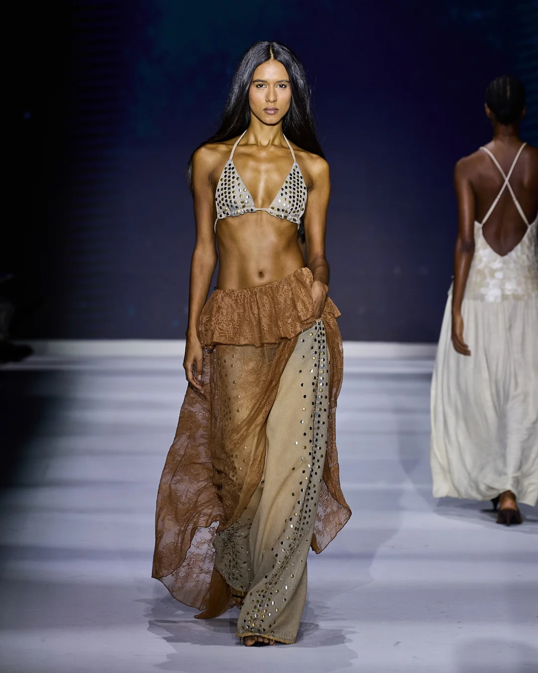 5 tendências de moda 2026 que confirmam o retorno da estética sexy nas passarelas