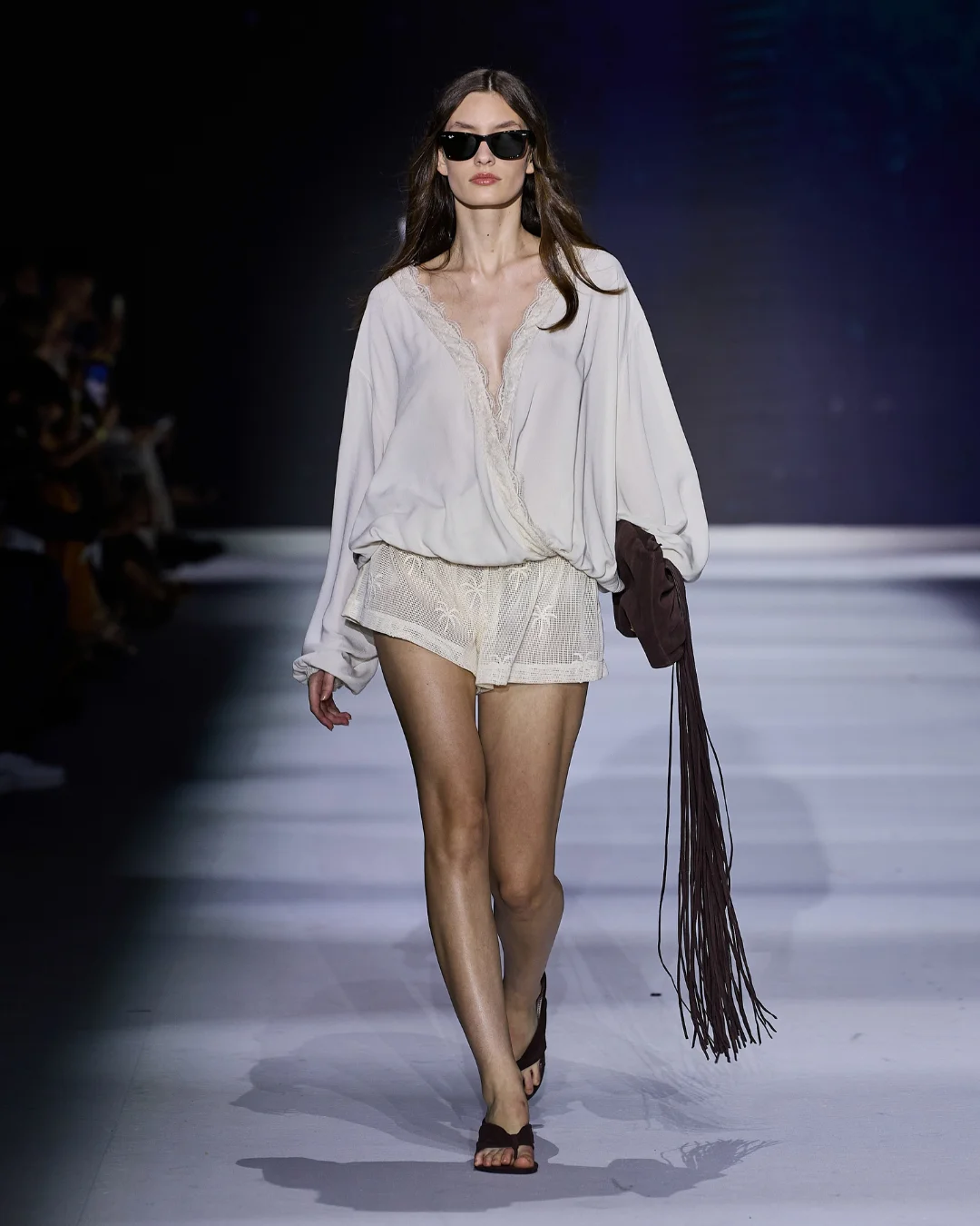 5 tendências de moda 2026 que confirmam o retorno da estética sexy nas passarelas